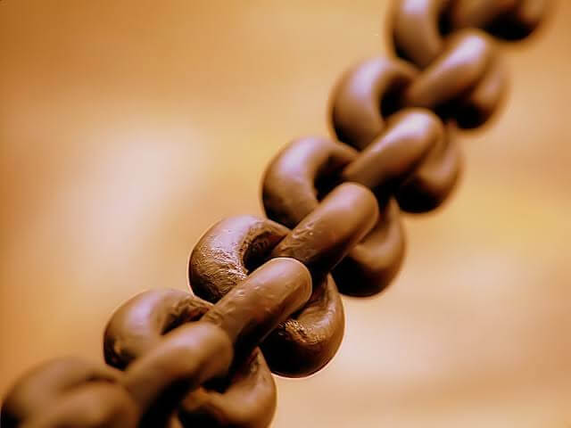 A common metal short-link chain. Credit: https://commons.wikimedia.org/wiki/File:Broad_chain_closeup.jpg