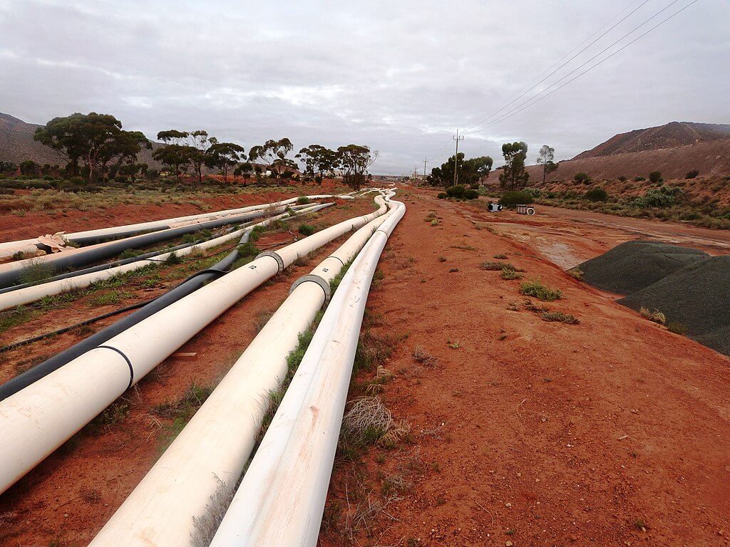 HDPE Pipeline in a harsh Australian environment, used for transporting water to a mine site. Credit: https://commons.wikimedia.org/wiki/File:HDPE_Pipeline_in_a_harsh_Australian_environment.jpg