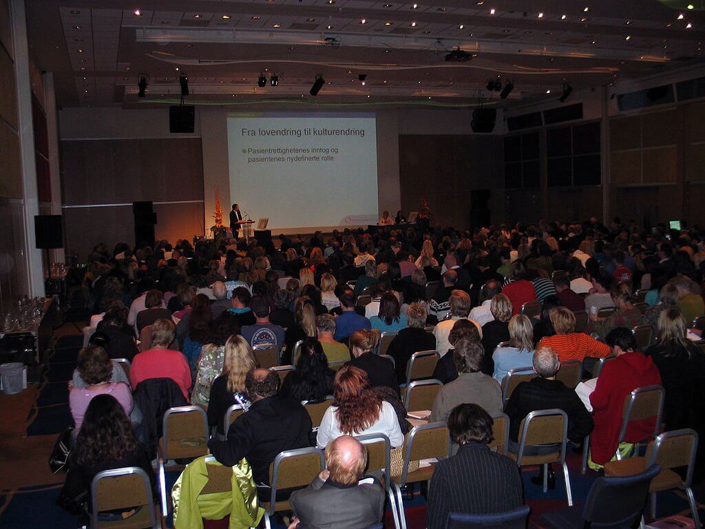 Photos of attendes at Annual LAR-conference in Oslo. Credit https://commons.wikimedia.org/wiki/File:LAR-Konferanse_06_Foto_Lars-Andreas_Kvisle_-_forsamling_5.jpg