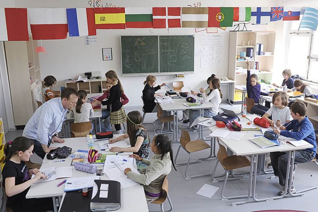 Demonstrating activity-based learning in the classroom. Credit https://commons.wikimedia.org/wiki/File:Unterricht.jpg