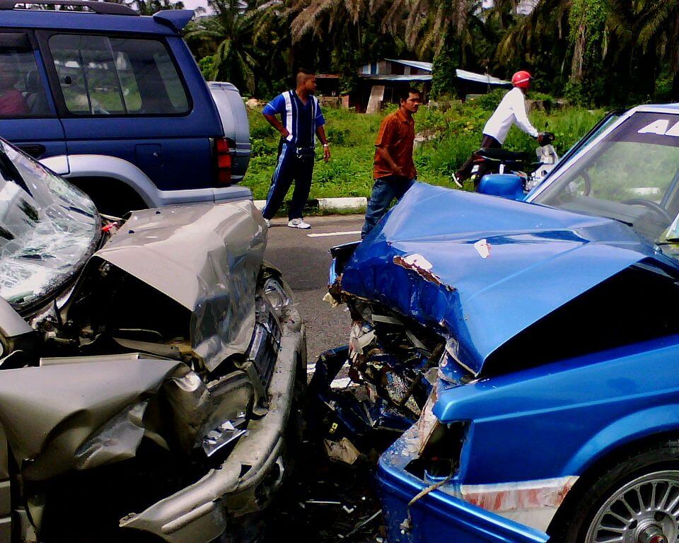 The front end of two vehicles after an accident. Credit https://commons.wikimedia.org/wiki/File:Head_On_Collision.jpg