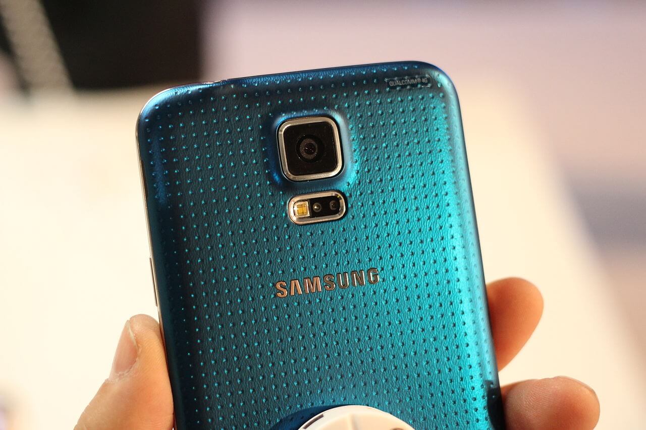 Rear of "Electric Blue" Samsung Galaxy S5 smartphone. Credit https://commons.wikimedia.org/wiki/File:Samsung_Galaxy_S5.jpg