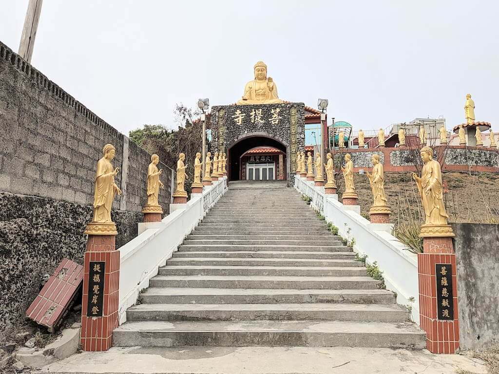 Stairs to Penghu Bodhi Buddhist Temple. Credit: https://commons.wikimedia.org/wiki/File:Penghu_Bodhi_Buddhist_Temple_02_entrance.jpg